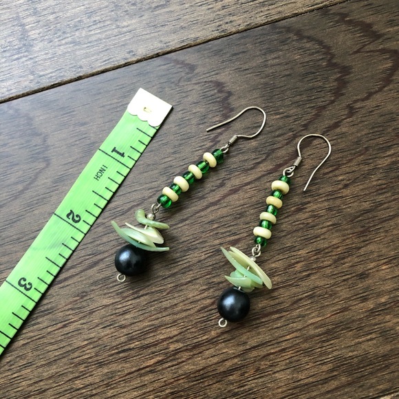 🌻 3/$15 free shipping Unique green/ivory earrings - Picture 2 of 2